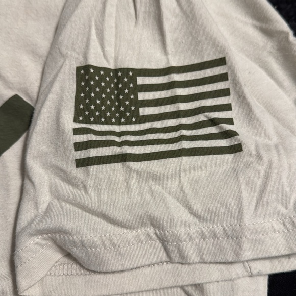 Under Armour, tan with green T-shirt size XXL. - Picture 4 of 5